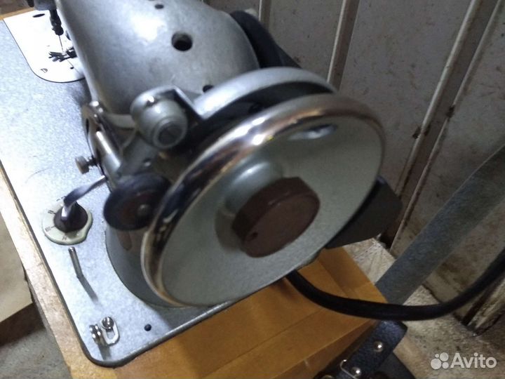 Швейная машинка с электрическим приводом