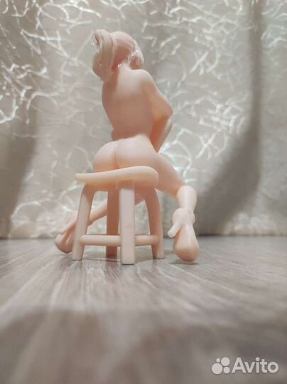 Девушка на стуле