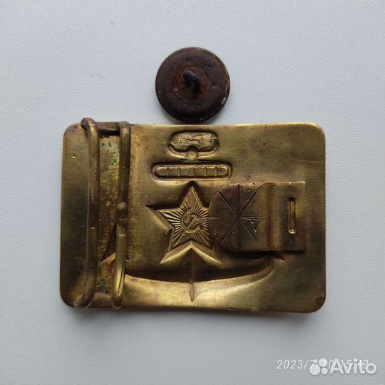 Пряжка + пуговица, ремень так же есть