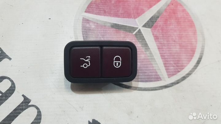 Кнопка закрытия багажника Mercedes A2208211479