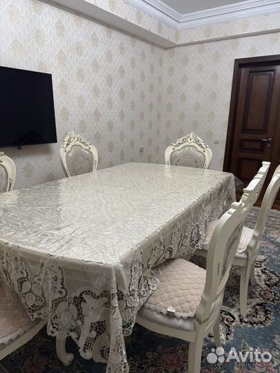 Стол со стульями в гостинную