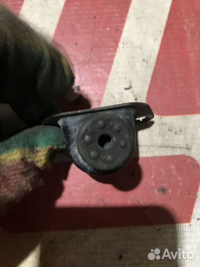 Отбойник двери багажника Nissan X-Trail II (2007—2