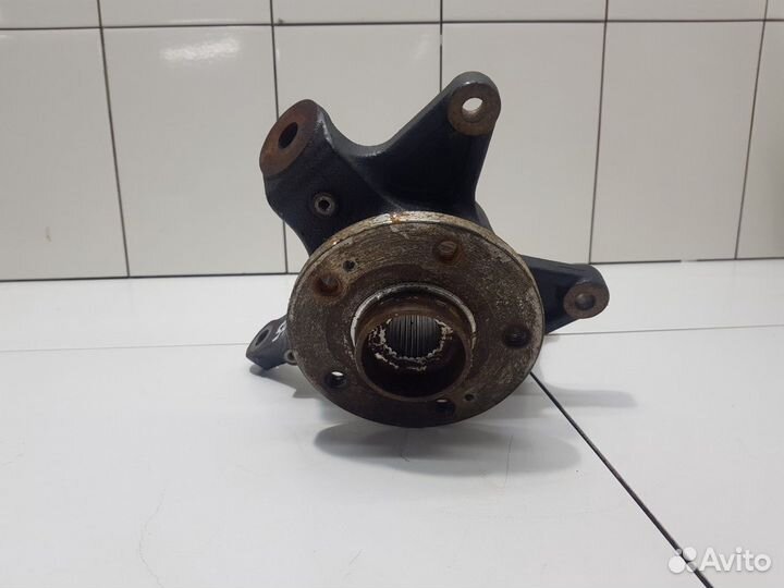 Кулак поворотный передний левый