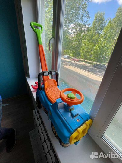 Машинка каталка с ручкой