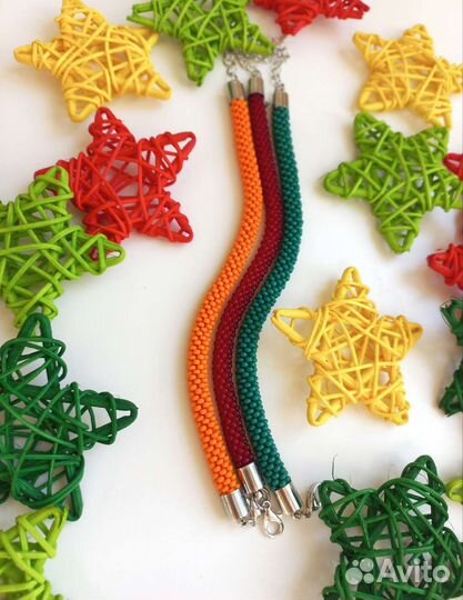 Красный оранжевый зеленый браслет из бисера