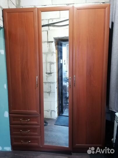 Шкаф трехстворчатый с зеркалом