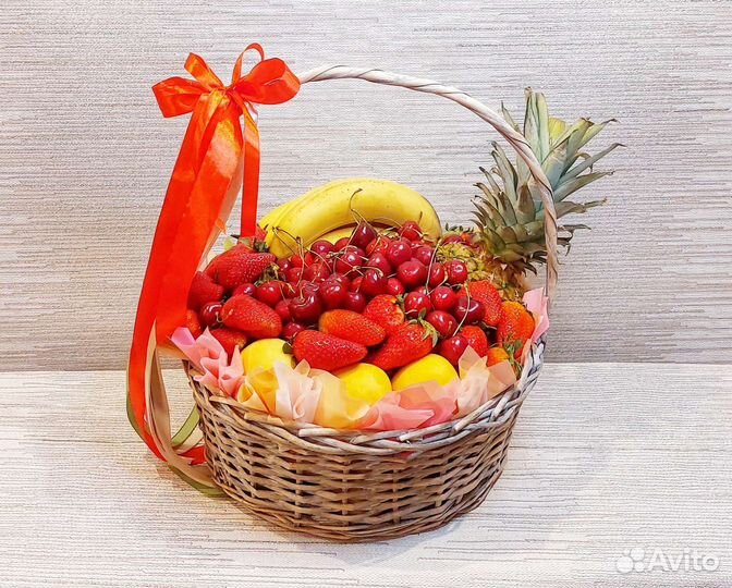 Фруктовая корзина с манго клубникой черешней