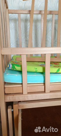 Детская кроватка с маятником и ящиком