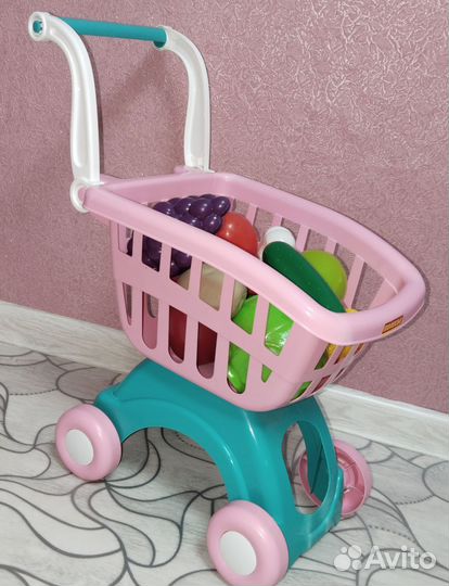 Тележка с овощами и фруктами