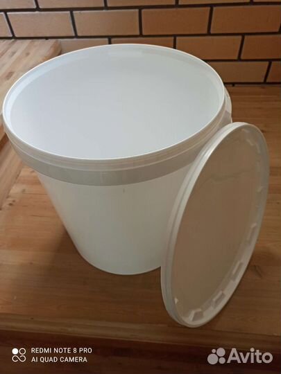 Ведро пластиковое с крышкой