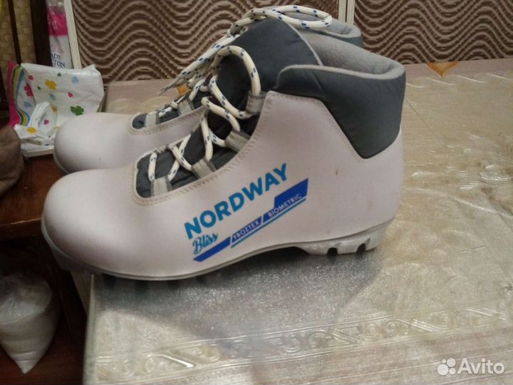 Лыжи с ботинками 37р. и лыжные палки