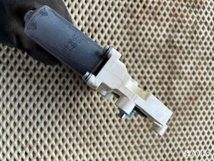 Моторчик стеклоподъемника задний правый VW Passat