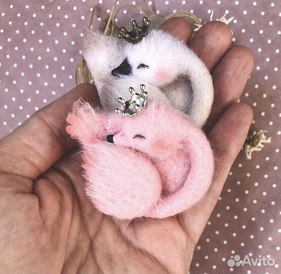 Брошь из шерсти Принцесса лебедь