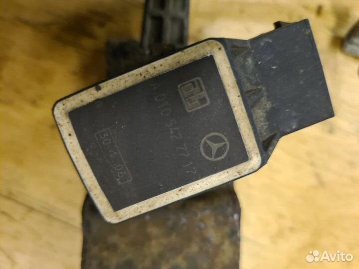 Датчик высоты дорожного просвета Mercedes-Benz