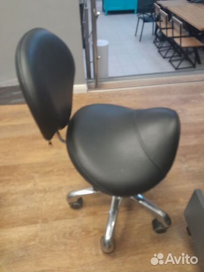 Стул офисный на колесах