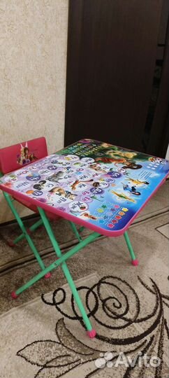 Стол со стулом и Мольберт