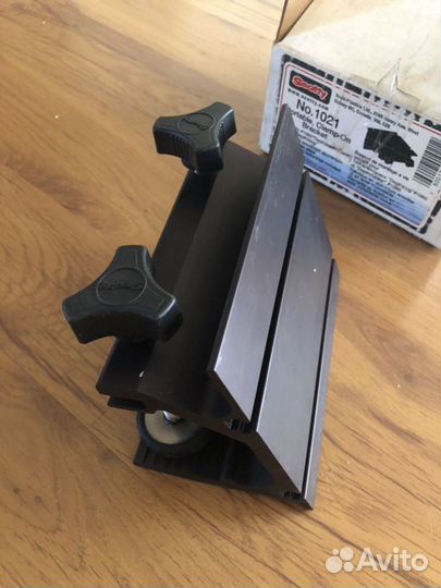 Струбцина для установки даунриггера Scotty 1050/10