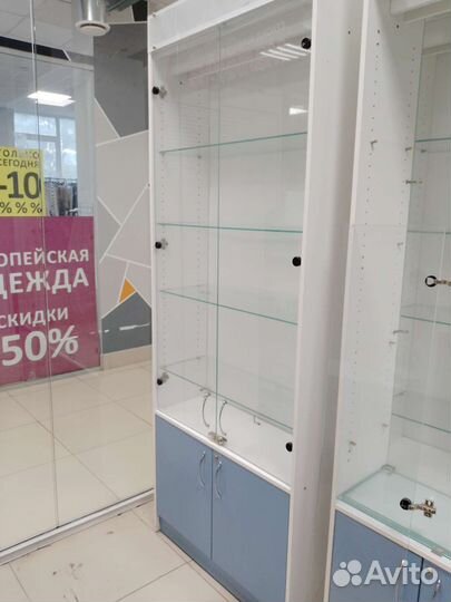 Стеклённый шкаф