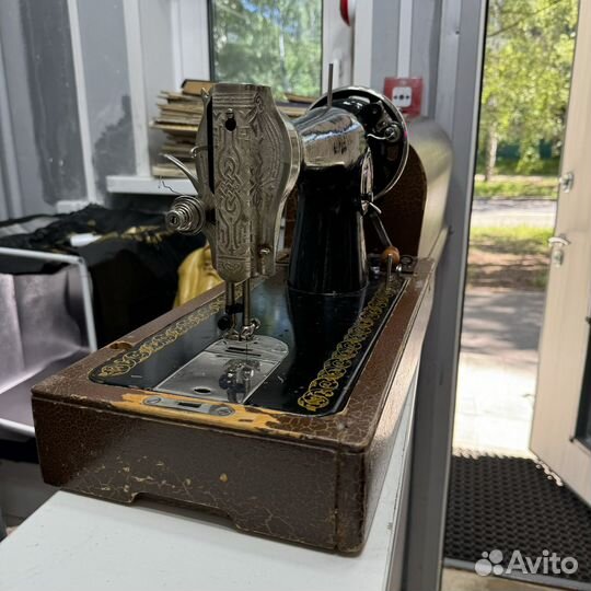 Швейная машинка Singer Старинная Окрас царский