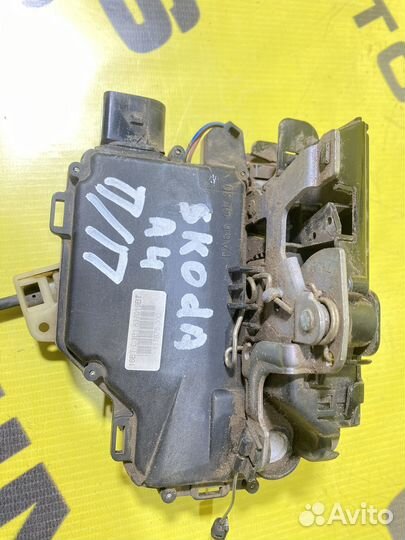 Замок двери передний правый Skoda Superb