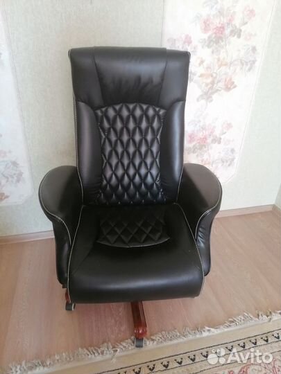 Офисное кожаное кресло