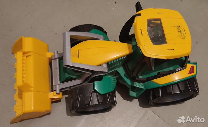 Игрушечный трактор