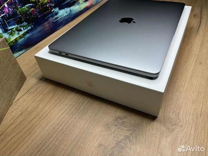 Macbook pro 13 2018 i5 16gb 512 gb Крутой