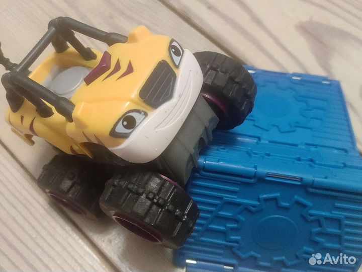 Вспыш и чудо машинки игрушка
