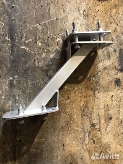 Для легкового прицепа кронштейн запаски штатный