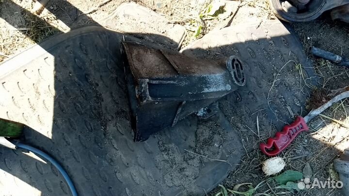 Кронштейн двигателя правый Audi 80 B4