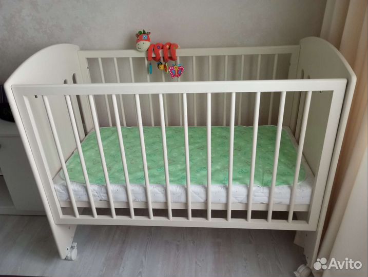 Детская кроватка на колесиках