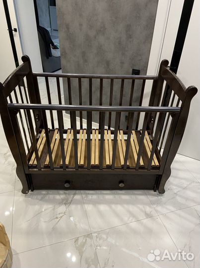 Детская кроватка с продольным маятником