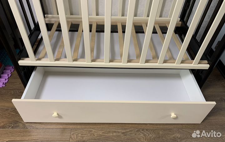 Детская кроватка с маятником и ящиком