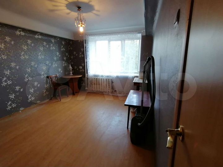 Комната 23,7 м² в 2-к., 1/3 эт.