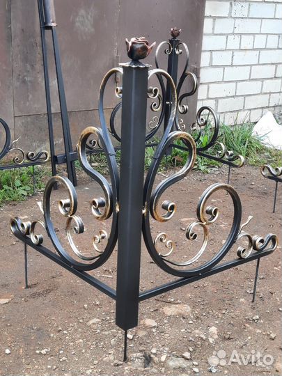 Оградка на могилу с кованым крестом