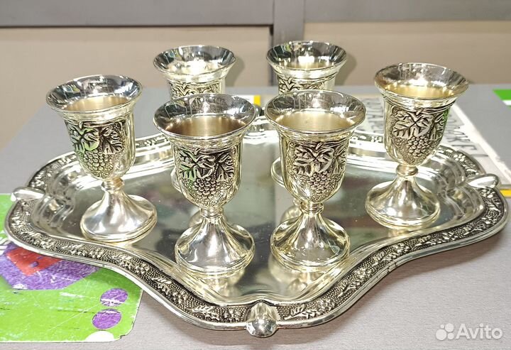 Набор рюмок из металла на подносе