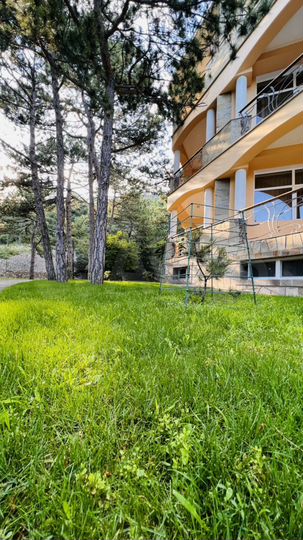 Дом 547 м² на участке 2,1 га