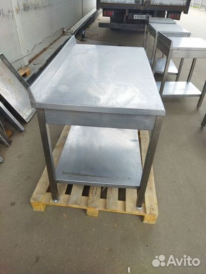 Столы нейтральные на квадратной трубе, на углах