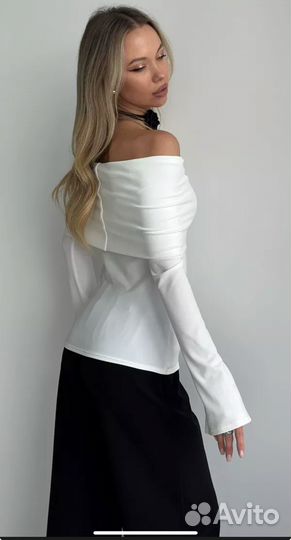 Кофта лонгслив с открытыми плечами в рубчик