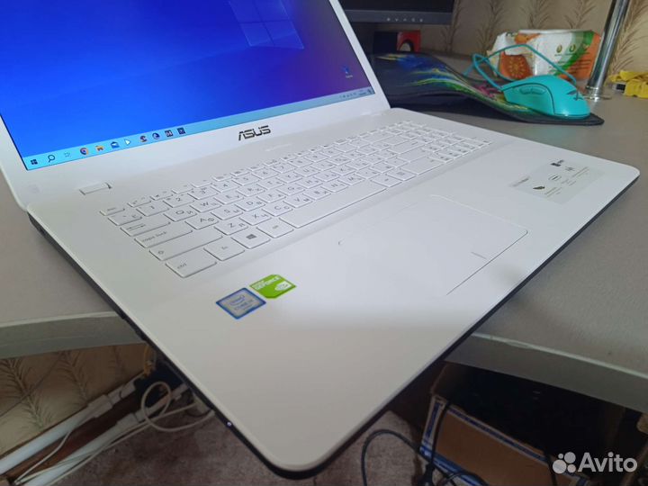 Asus: 17,3, i3-6006, Mx110, 10Ddr4, ssd+1tb