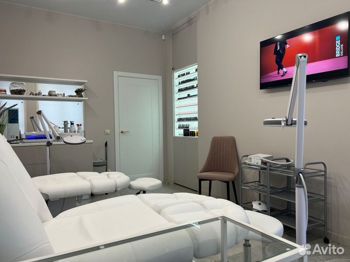 Услуги маникюра и педикюра