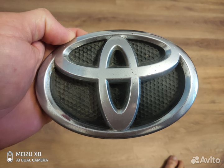 Шильдик Toyota Avensis 2008