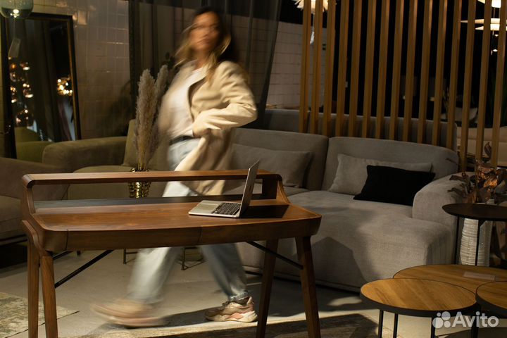 Дизайнерский письменный стол в наличии