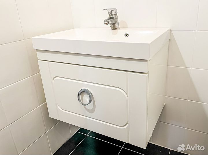 Тумба с раковиной и смесителем в ванную