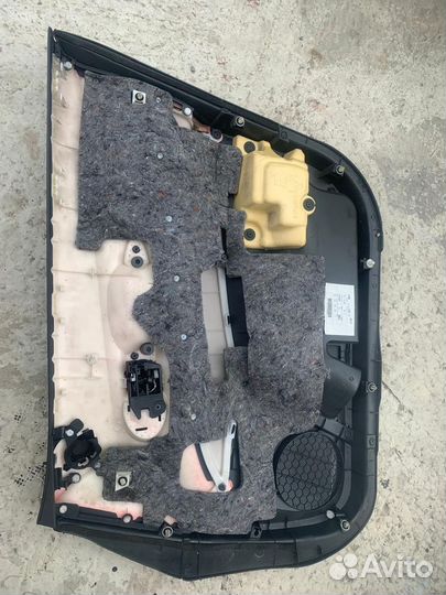 Обшивка водительской двери на Toyota auris