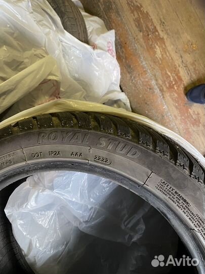 Royal Black Royal Stud 225/45 R17