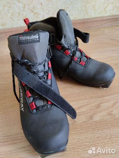 Лыжные ботинки и лыжи