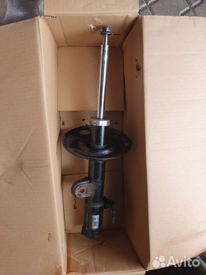 Стойка передняя правая от рав -4 2011г.в