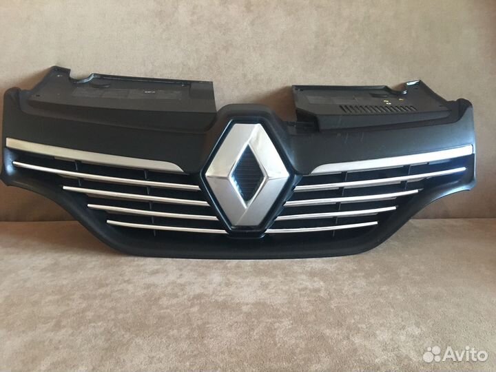Решетка радиатора бампера Renult Logan 2