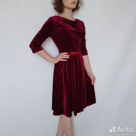 Бордовое бархатное платье